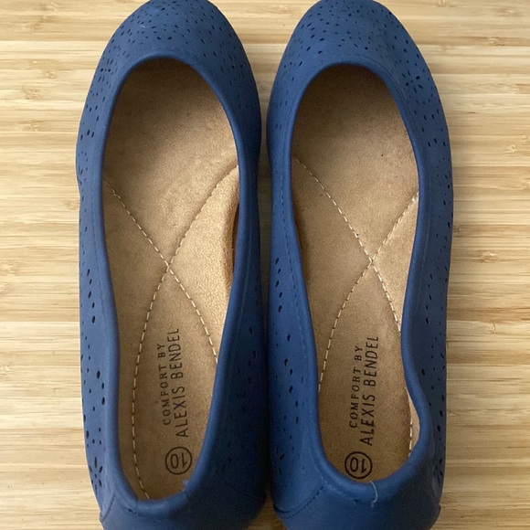 Eyelet Flats - Picture 2 of 4